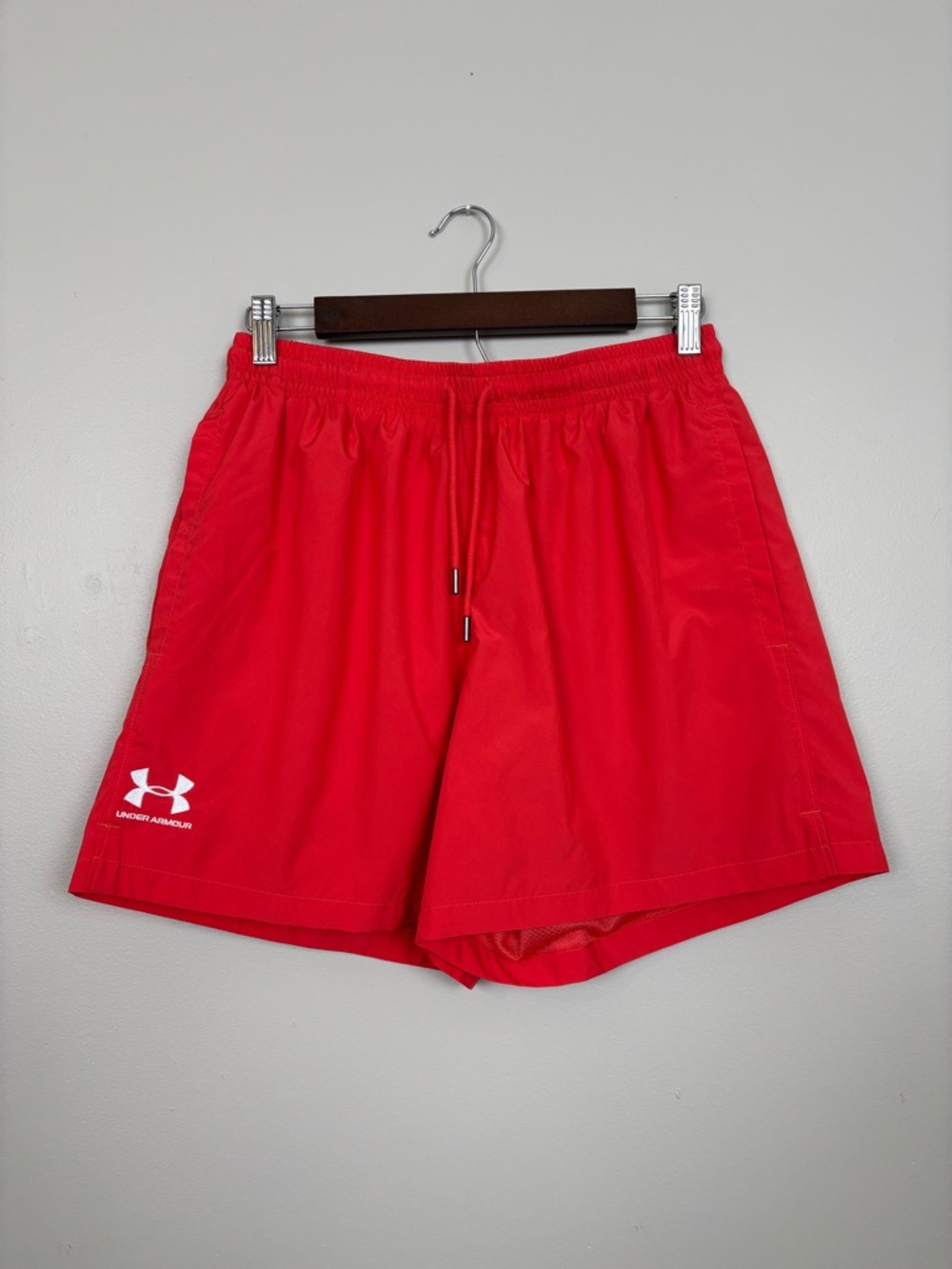 Under Armour Shorts Mens Med Red Essential Volley 5.5" Woven Loose Fit Lined